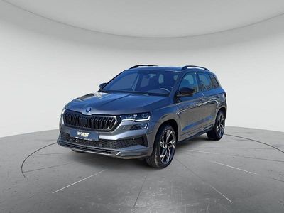 Graphitegrau metallic Gebraucht 2024 Skoda Karoq SportLine SUV | 42.833 € (Teuer)