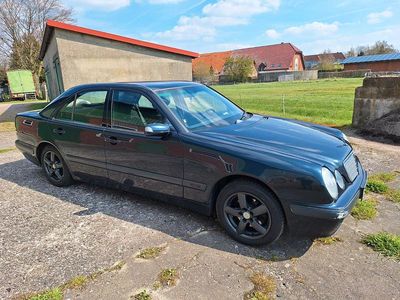 Usata Mercedes E220 143 CV (105 kW) 2001 Blu Berlina