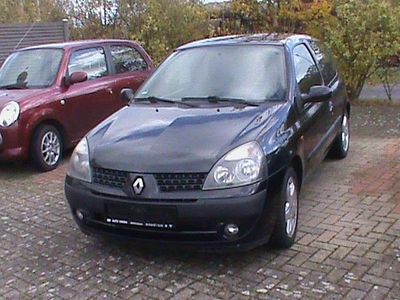 Schwarz Gebraucht 2002 Renault Clio II Limousine | 1.700 € (Etwas zu teuer)