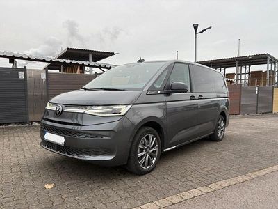 Grau Gebraucht 2023 VW Multivan Van | 52.800 € (Teuer)