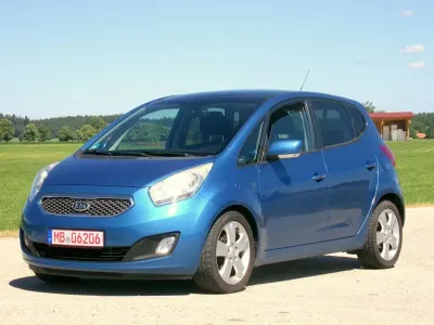 Gebraucht Kia Venga 128 PS (94 kW) 2011 Blau Kleinwagen
