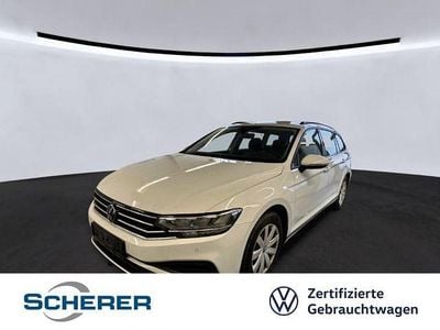Gebraucht VW Passat Basis 150 PS (110 kW) 2023 Gletscherweiß metallic (metallic) Kombi
