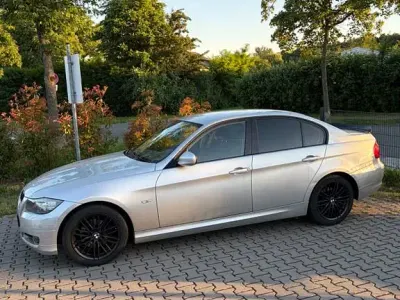 Gebraucht BMW 320 170 PS (125 kW) 2009 Silber Limousine