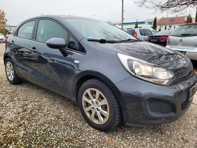 Grau Gebraucht 2014 Kia Rio Limousine | 6.399 € (Fairer Preis)