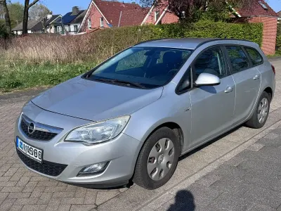 Używany Opel Astra Selection 110 KM (80 kW) 2011 Srebrny Kombi