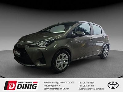 Grau Gebraucht 2017 Toyota Yaris Hybrid Comfort Limousine | 13.495 € (Fairer Preis)