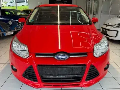 Gebraucht Ford Focus Titanium 125 PS (91 kW) 2013 Rot Limousine
