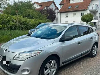 Używany Renault Mégane 106 KM (77 kW) 2011 Srebrny Sedan/Limuzyna