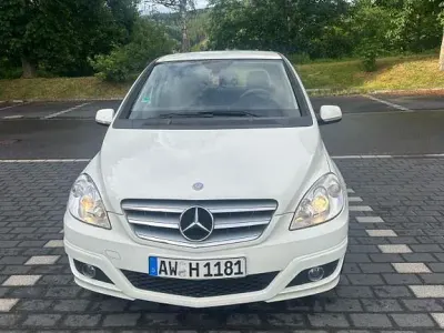 Gebraucht Mercedes B180 109 PS (80 kW) 2011 Weiß Kleinwagen