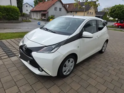 Używany Toyota Aygo X-play 69 KM (50 kW) 2016 Biały Hatchback