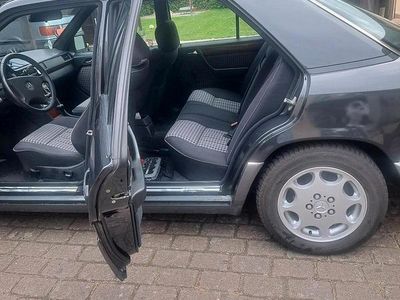 Gebraucht Mercedes E230 Sportline 136 PS (100 kW) 1992 Schwarz Limousine