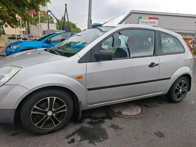 Gebraucht Ford Fiesta 69 PS (50 kW) 2004 Silber Kleinwagen