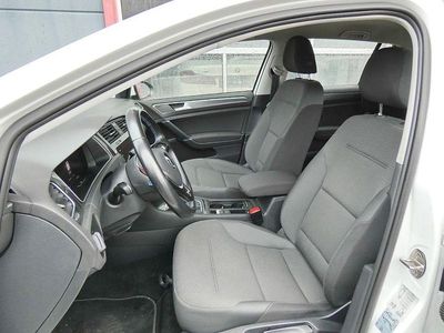 Gebraucht VW Golf 100 kW (136 PS) 2019 Weiß Limousine