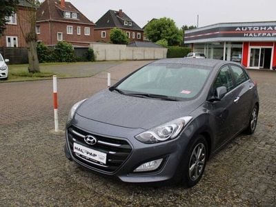 Grau Gebraucht 2015 Hyundai i30 Style Limousine | 10.990 € (Etwas zu teuer)