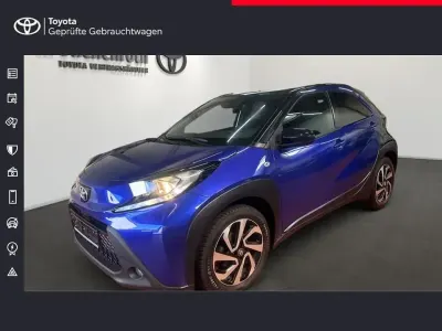Gebraucht Toyota Aygo X Pulse 72 PS (52 kW) 2023 Juniper blue (8y8)/ black mica (209) SUV