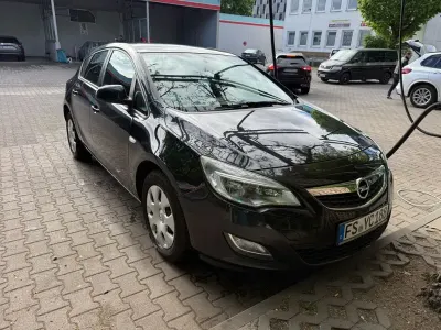 Używany Opel Astra Color Edition 110 KM (80 kW) 2011 Czarny Sedan/Limuzyna