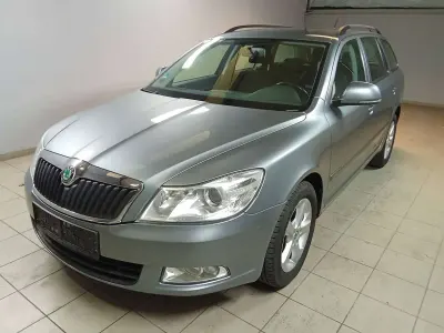 Gebraucht Skoda Octavia Elegance 105 PS (77 kW) 2011 Platingrau metallic Kombi