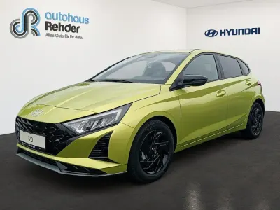 Neu Hyundai i20 Blackline 90 PS (66 kW) 2026 Grün Kleinwagen