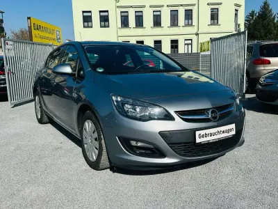 Gebraucht Opel Astra Edition 120 PS (88 kW) 2013 Silbersee/perl silber (m2) Limousine