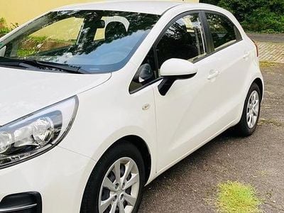 Gebraucht Kia Rio 84 PS (61 kW) 2015 Weiß Limousine