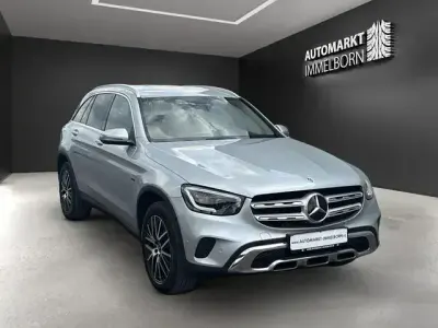 Używany Mercedes GLC300e 320 KM (235 kW) 2021 Srebrny SUV