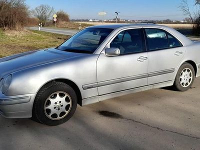 Second-hand Mercedes E200 Elegance 136 CP (100 kW) 1999 Argintiu Berlinǎ