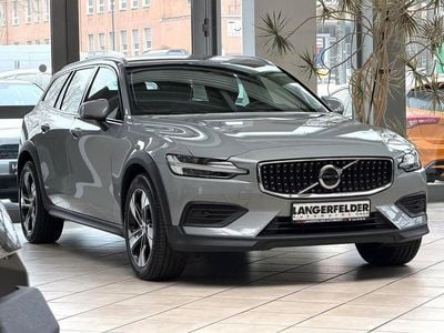 Vapour grey / metallic Gebraucht 2023 Volvo V60 CC Plus Kombi | 34.750 € (Superpreis)