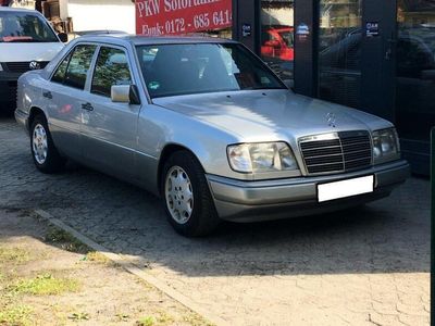 Gebraucht Mercedes E200 136 PS (100 kW) 1994 Silber Limousine
