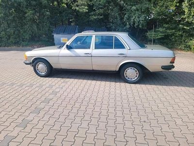 Silber Gebraucht 1982 Mercedes E230 Limousine | 9.500 €