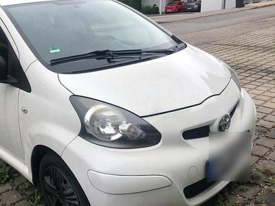 Gebraucht Toyota Aygo 68 PS (50 kW) 2011 Weiß Kleinwagen