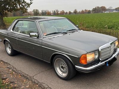 Gebraucht Mercedes 230 136 PS (100 kW) 1984 Grau Coupé