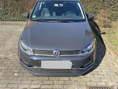 Usado VW Polo Comfortline 90 HP (66 kW) 2017 Cinzento Citadino