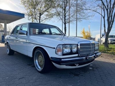 Gebraucht Mercedes 230 136 PS (100 kW) 1982 Weiß Limousine