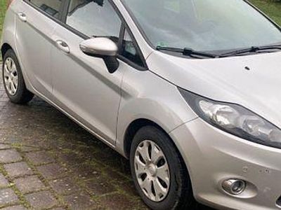 Silber Gebraucht 2012 Ford Fiesta Trend Limousine | 3.200 € (Fairer Preis)