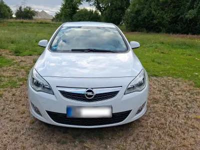 Gebraucht Opel Astra 140 PS (102 kW) 2012 Weiß Limousine