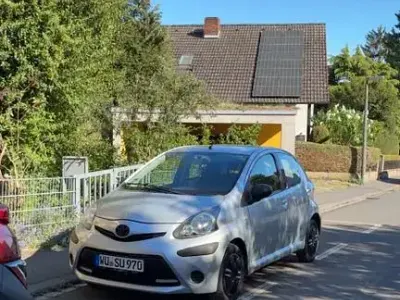 Gebraucht Toyota Aygo 68 PS (50 kW) 2013 Silber Kleinwagen
