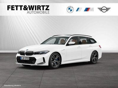 Gebraucht BMW 330e M Sport 292 PS (214 kW) 2025 Alpinweiss Kombi