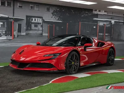 Gebraucht Ferrari SF90 2021 Rot