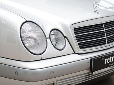 Gebraucht Mercedes E220 Classic 125 PS (91 kW) 1999 Silber Limousine