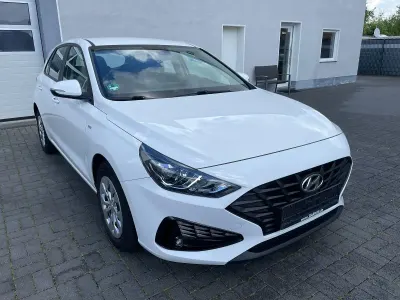 Gebraucht Hyundai i30 Select 120 PS (88 kW) 2022 Weiß Limousine