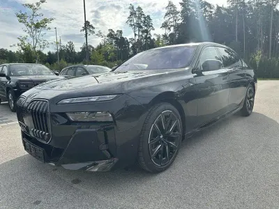 Gebraucht BMW 740 M Sport 299 PS (219 kW) 2025 Saphirschwarz metallic Limousine