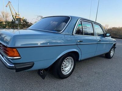 Gebraucht Mercedes E230 136 PS (100 kW) 1981 Blau Limousine