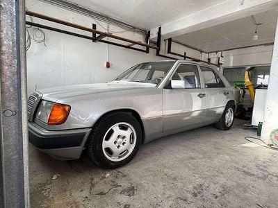 Second-hand Mercedes E300 180 CP (132 kW) 1990 Argintiu Berlinǎ
