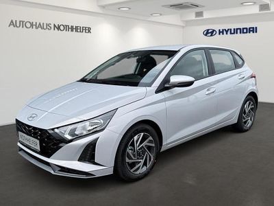 Neu Hyundai i20 Trend 101 PS (74 kW) 2025 Grau (lumen grey / mic) Limousine