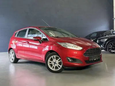 Gebraucht Ford Fiesta Trend 101 PS (74 kW) 2015 Candyrot metallic Kleinwagen