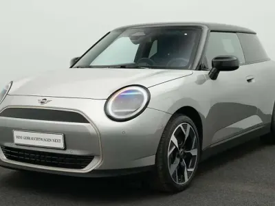 Usata Mini Cooper Favoured 135 kW (184 CV) 2024 Grigio Utilitaria