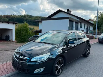 Gebraucht Opel Astra 105 PS (77 kW) 2011 Schwarz Limousine