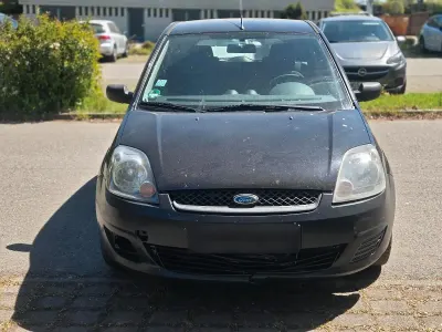 Begagnad Ford Fiesta 60 HK (44 kW) 2005 Svart Halvkombi