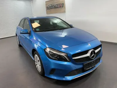 Gebraucht Mercedes A180 122 PS (89 kW) 2017 Blau Limousine