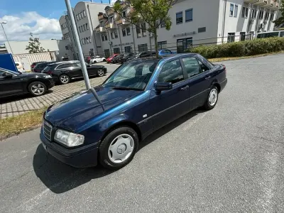 Gebraucht Mercedes C180 122 PS (89 kW) 1997 Blau Limousine